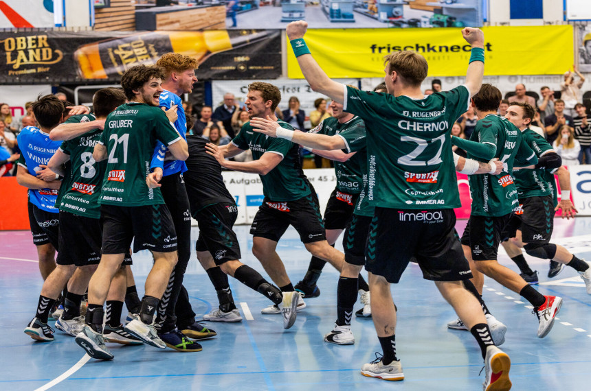 Mannschaft Handball mir grünen Trickos jubeln